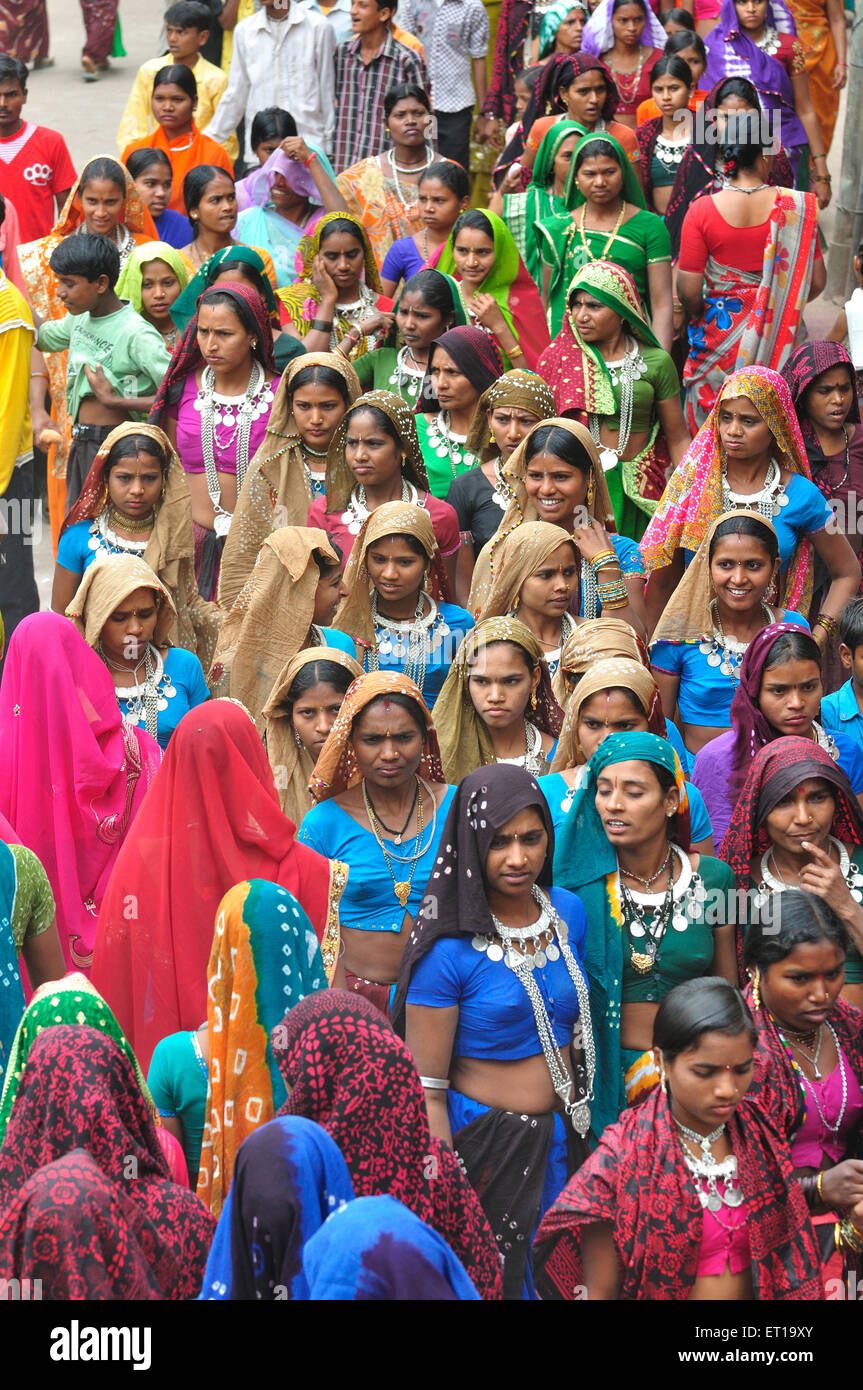 Tribals in farbenfrohen Särgen, Holi Festival; Kawant; Gujarat; Indien Stockfoto