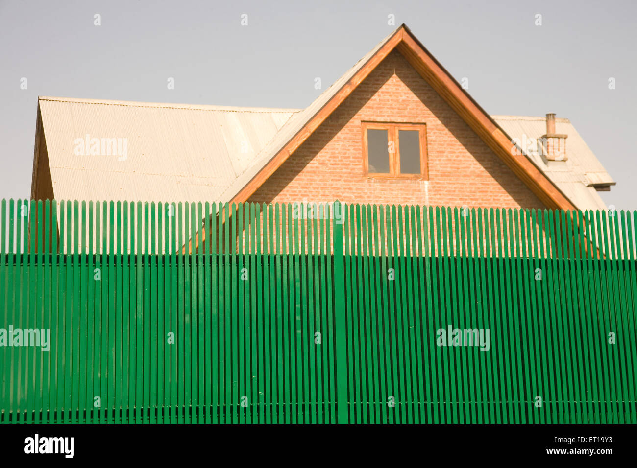 Grüner Zaun von Bungalow; Srinagar; Jammu und Kaschmir; Indien Stockfoto
