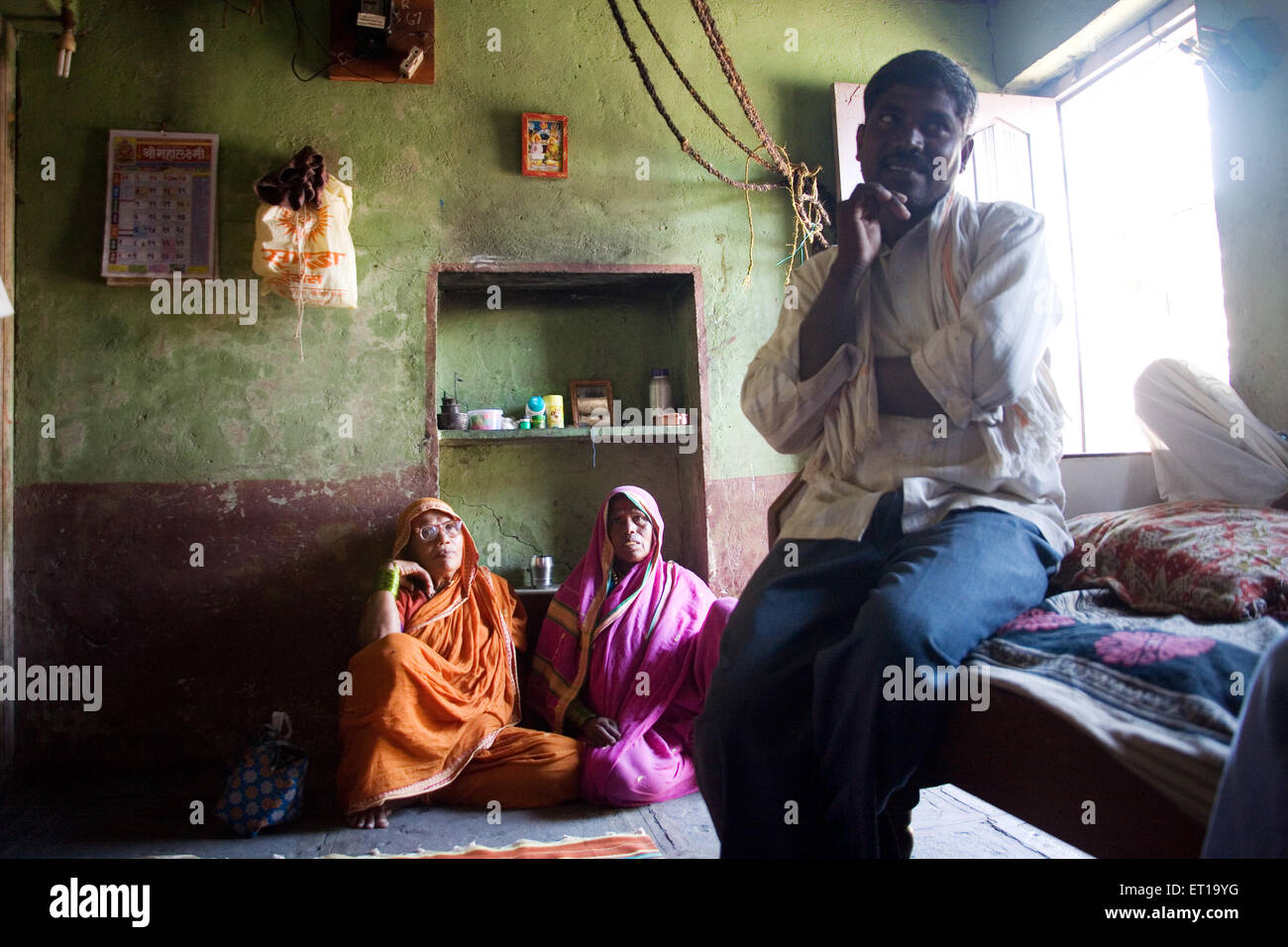 Familie sitzt im Haus; Salunkhewadi; Nandur; Marathwada; Maharashtra; Indien Herr #688 Stockfoto