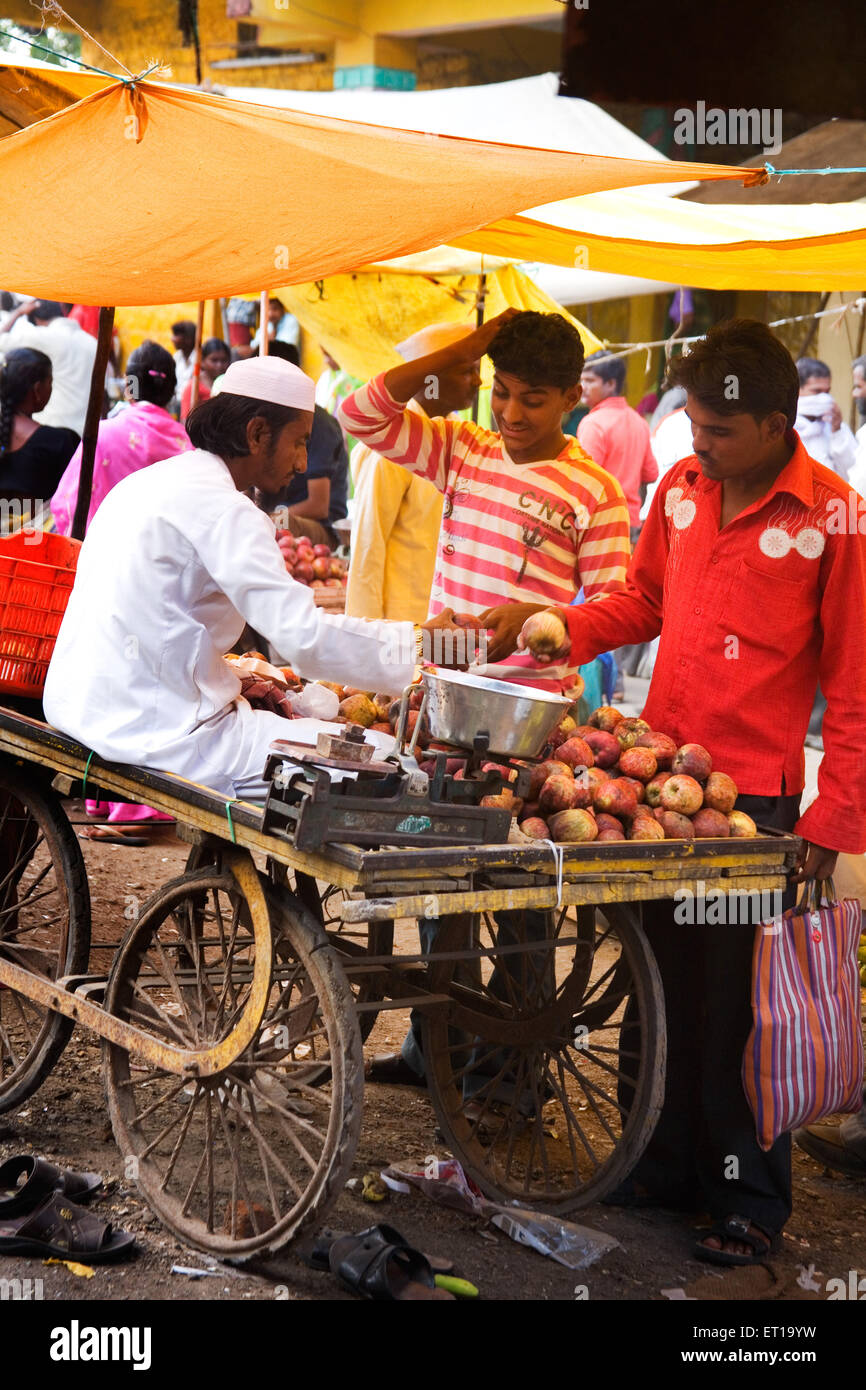 Mann, der Früchte verkauft; Obsthändler; Nandur; Marathwada; Maharashtra; Indien Stockfoto