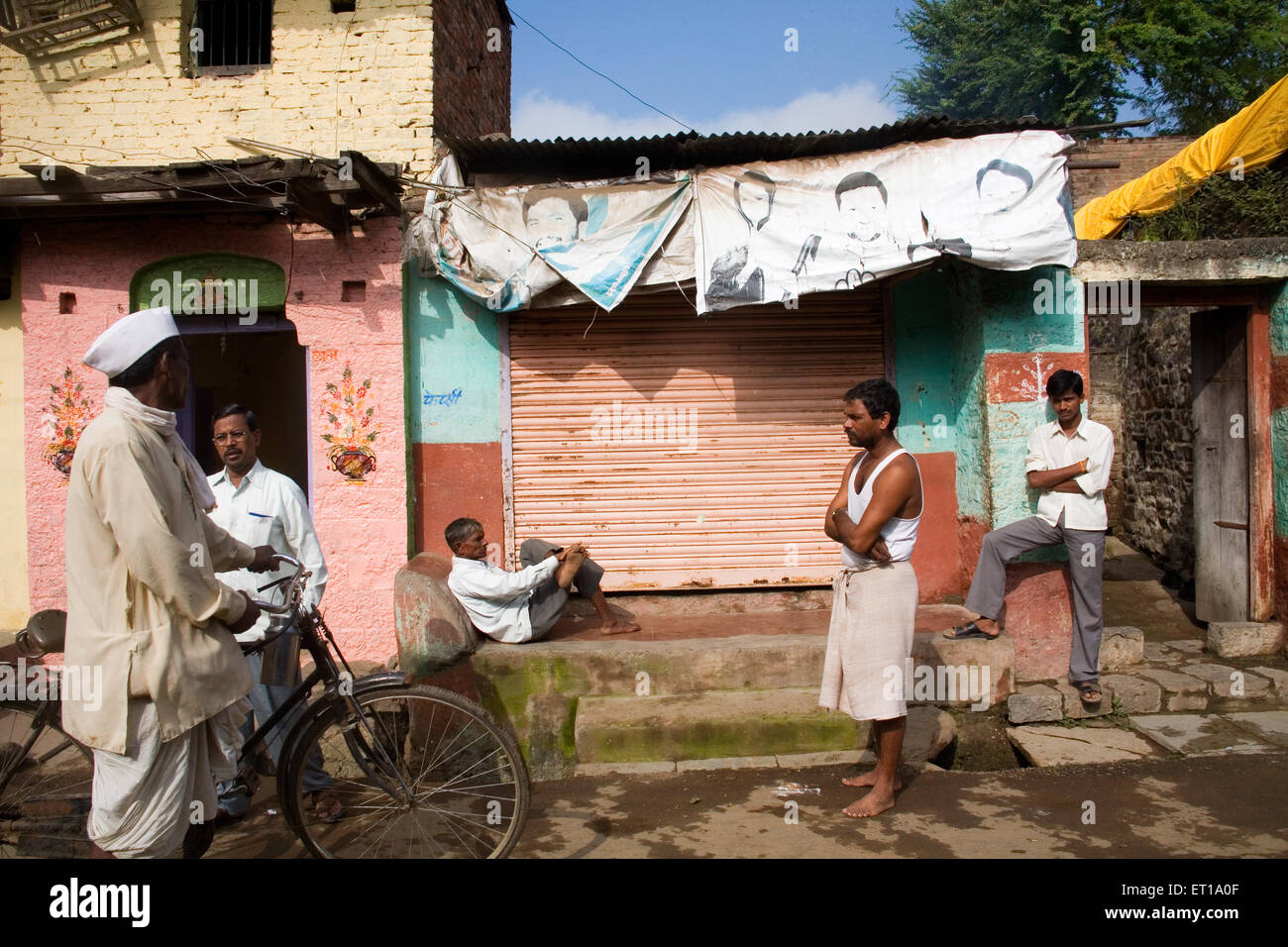 Dorfbewohner diskutieren auf der Straße; Nandur; Marathwada; Maharashtra; Indien Stockfoto