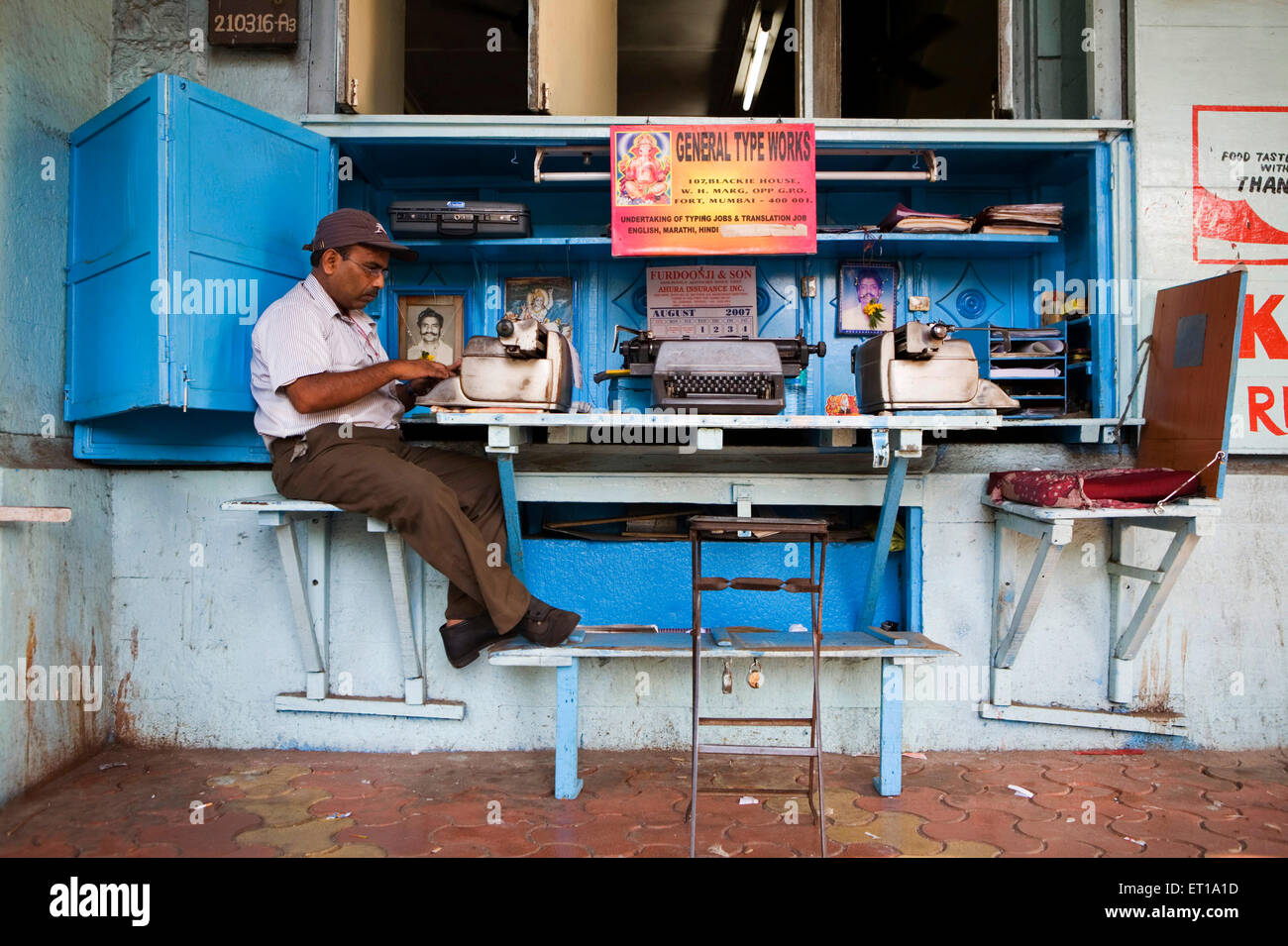 Schreibmaschinenschreiben am Straßenrand, Bombay, Mumbai, Maharashtra, Indien, Asien, Asien, Indien Stockfoto