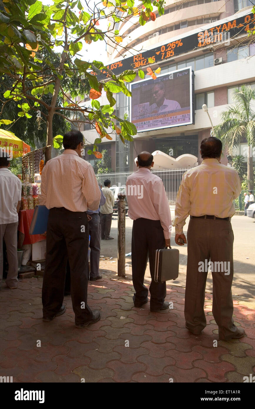 Investoren beobachten die Sensex-Aktienkurse ängstlich an der Bombay Stock Exchange; Bombay; Mumbai; Maharashtra; Indien; Asien Stockfoto