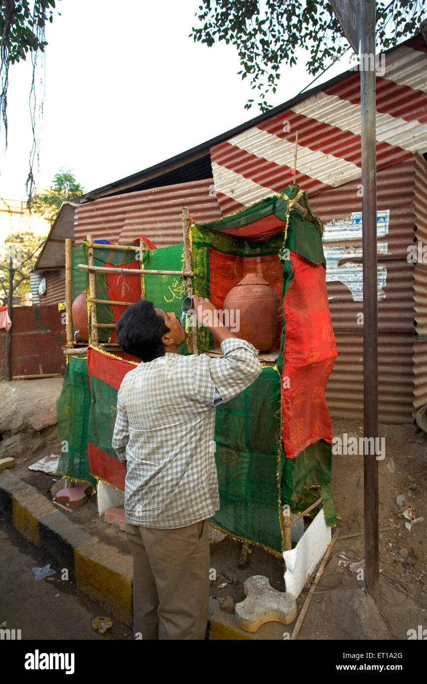 Trinkwasser Töpfe auf Muharram Festival; Ashura heiligen zehnten Tag; Bombay; Mumbai; Maharashtra; Indien; Asien Stockfoto