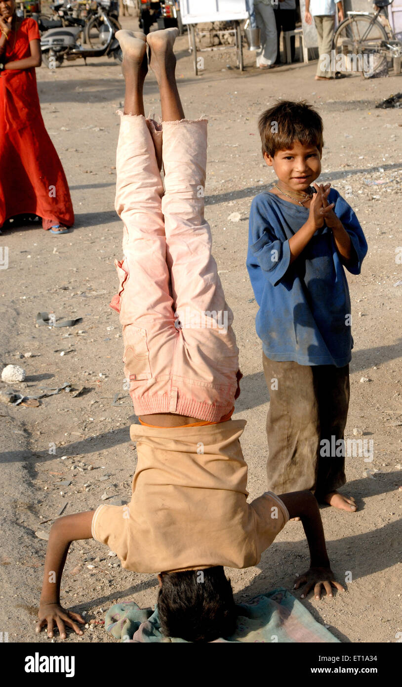 Junge mit Kopfstand, Shirshasana, Salamba Shirshasana, Yoga Headstand, Amreli, Gujarat, Indien Stockfoto