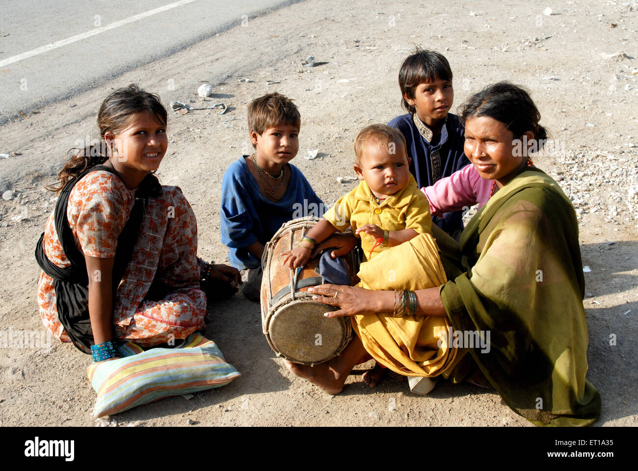 Straßenkünstlerin, Familie, Kinder, Gujarat, Indien Stockfoto
