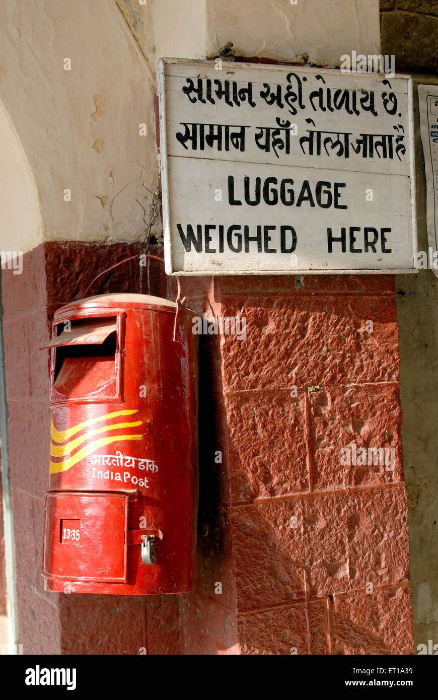 Roter Briefkasten und Gepäck wurden hier gewogen, Dhola Junction, Gujarat, Indien Stockfoto