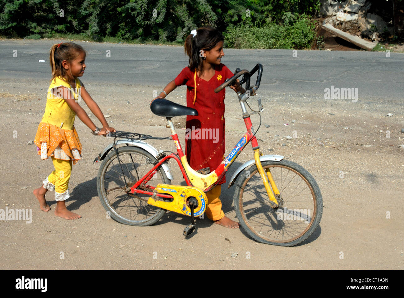 Mädchen mit Fahrrad, Indien, HERR#781J;781K Stockfoto
