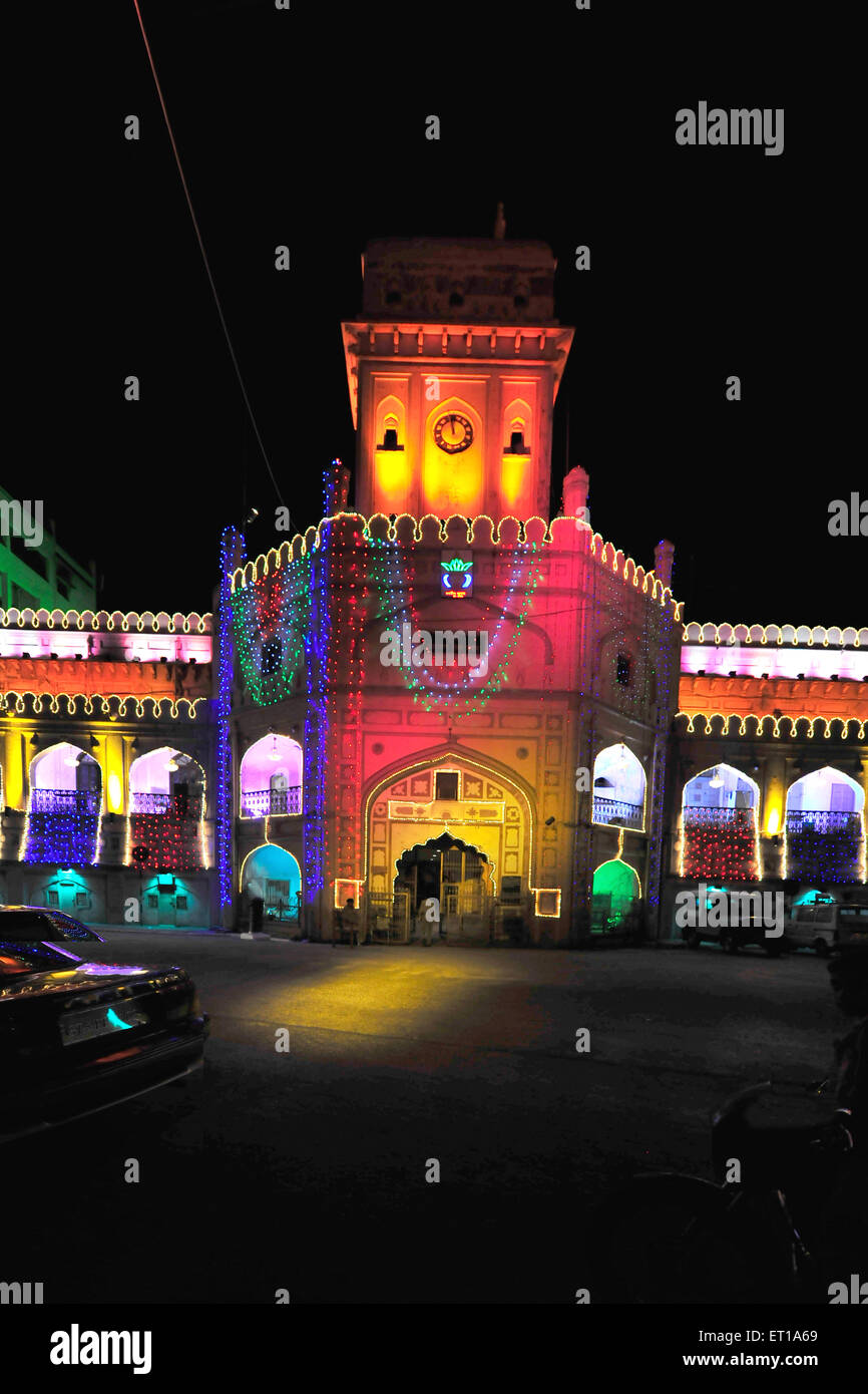 Beleuchtete Mughal Sharay Surat municipal Corporation Büro; Surat; Gujarat; Indien Stockfoto