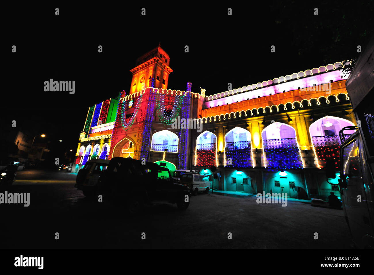 Beleuchtete Mughal Sharay Surat municipal Corporation Büro; Surat; Gujarat; Indien Stockfoto