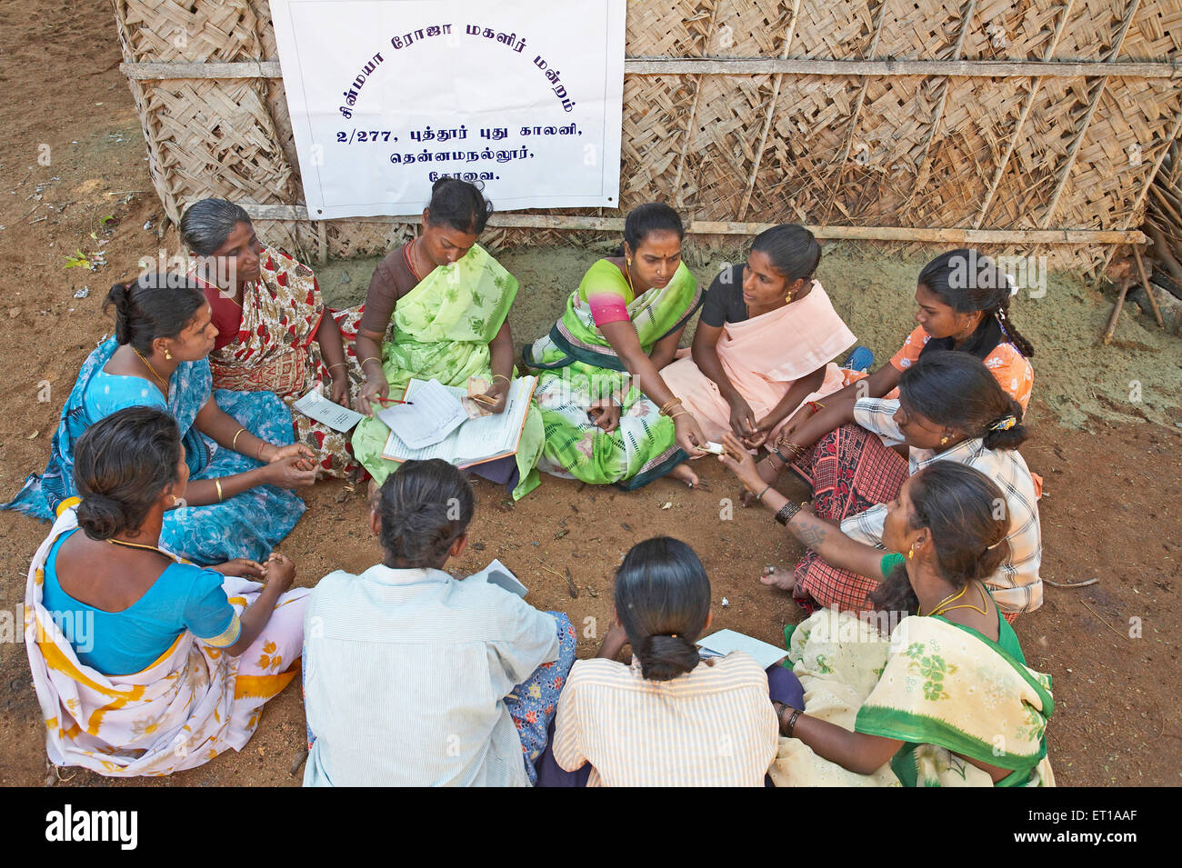 Damen-Freiwillige NGO Chinmaya Organisation der ländlichen Entwicklung Schnur sammeln Beitrag von Mitgliedern Stockfoto