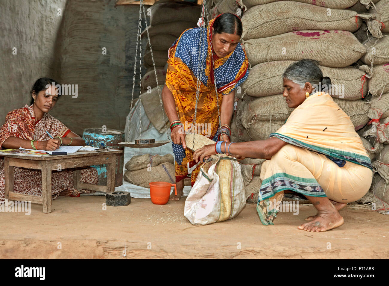 Ländliche Frauen verteilen Getreide und verwalten Subsistenzgeschäft eine Wirtschaftsinitiative, die von der NGO Chinmaya Organisation India Indian Asia Asian ins Leben gerufen wurde Stockfoto