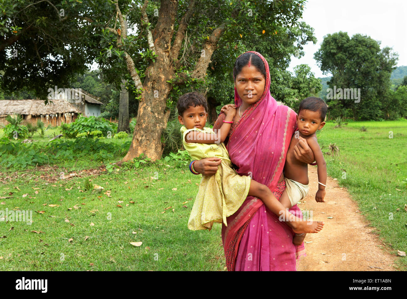 Ländliche Frau mit Kindern in armen standesgemäß durch verschiedene sozio ökonomischen Aktivitäten der NGO Chinmaya Organisation Stockfoto