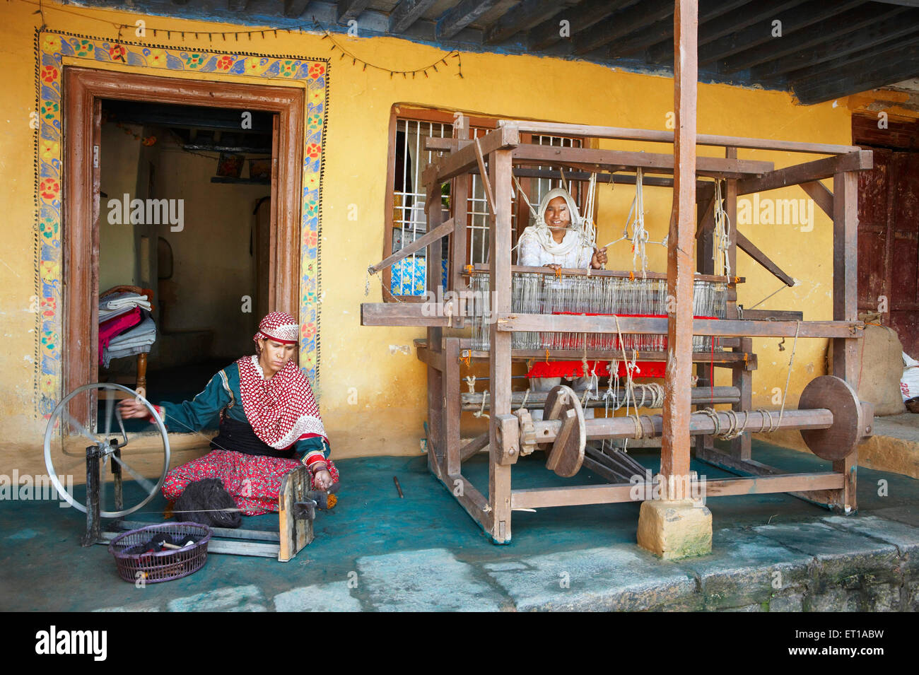 Ländliche Damen Wolle spinnen und arbeiten am Handwebstuhl Wirtschaftsinitiative begonnen von NGO Chinmaya Organisation der ländlichen Entwicklung Stockfoto