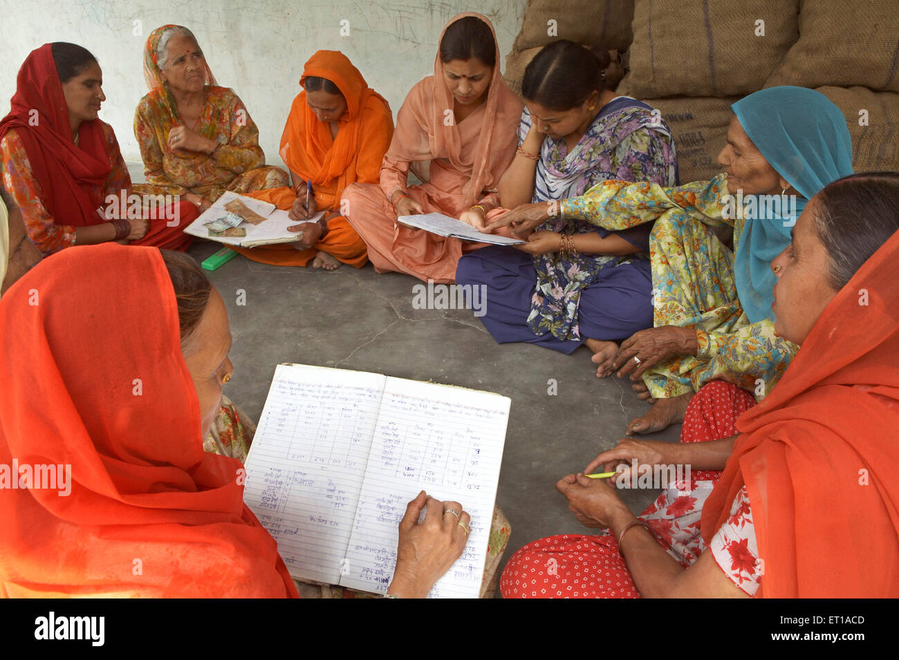 Frauen Freiwillige NGO Chinmaya Organisation der ländlichen Entwicklung Schnur sammeln Beitrag von Mitgliedern Stockfoto