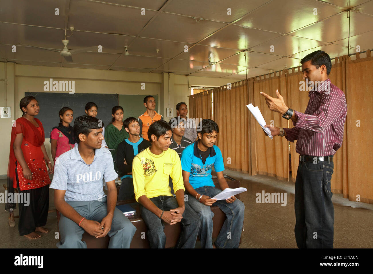 Freiwilliger, der einen gesprochenen Englischkurs für die sozioökonomische Initiative ländlicher Jugendlicher veranstaltet, der von der NRO Chinmaya Organization India ins Leben gerufen wurde Stockfoto