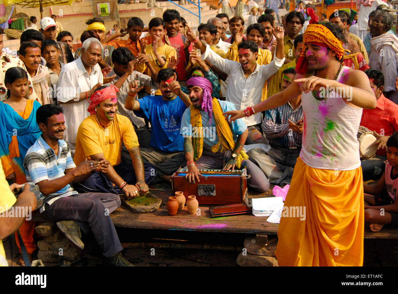 Menschen, die genießen Holi-Fest; Varanasi; Uttar Pradesh; Indien NOMR Stockfoto