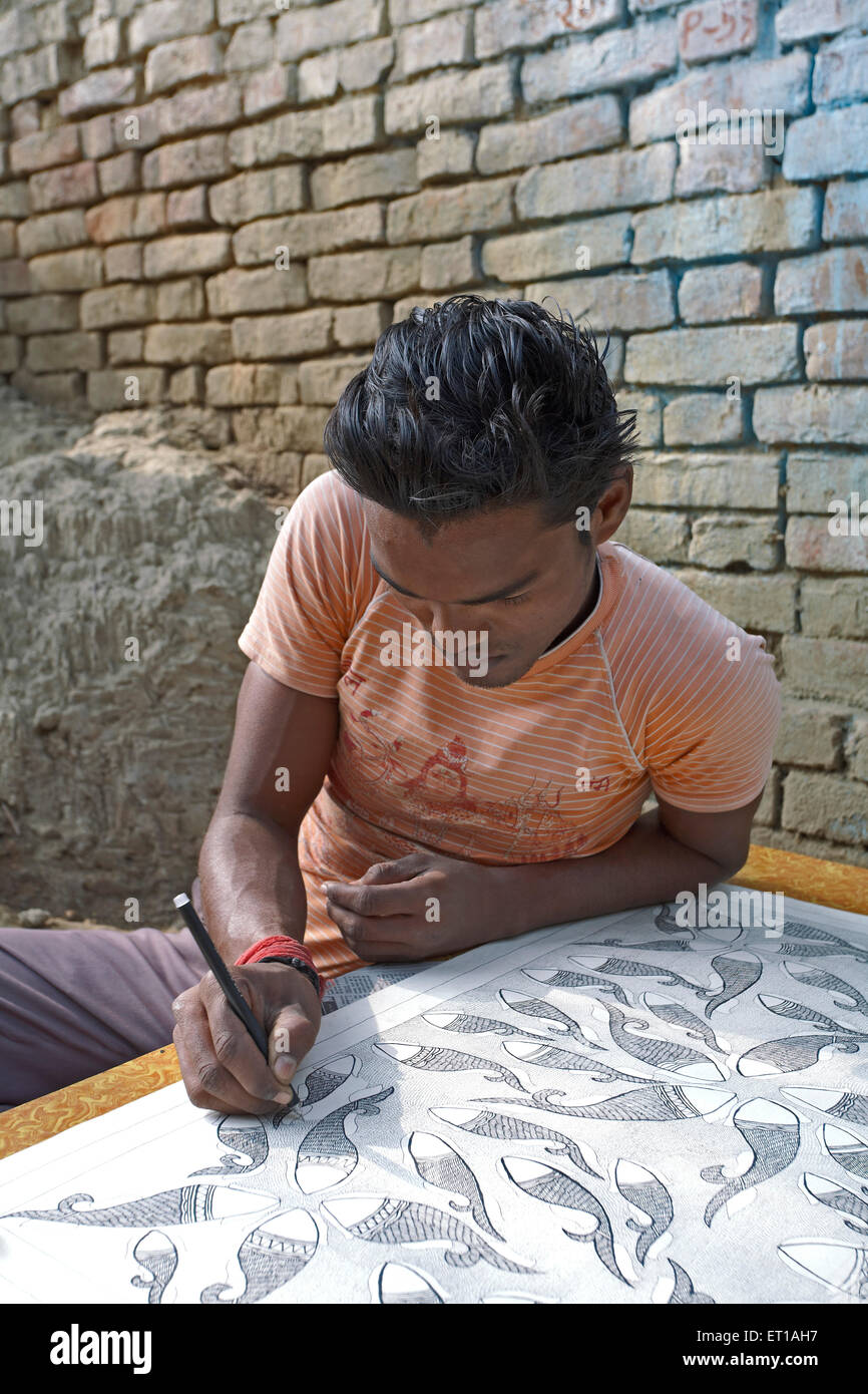 Künstler malen Fisch-Muster auf Papier Madhubani Bihar Indien Asien Stockfoto