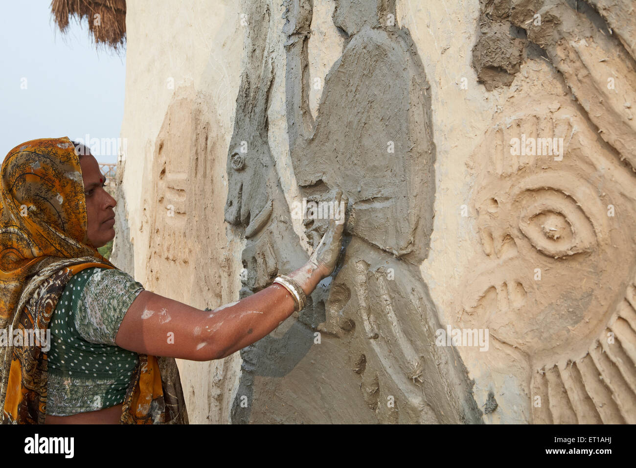 Frauen schaffen Schlamm Relief Kunst auf Wand Madhubani Bihar Indien Asien Stockfoto