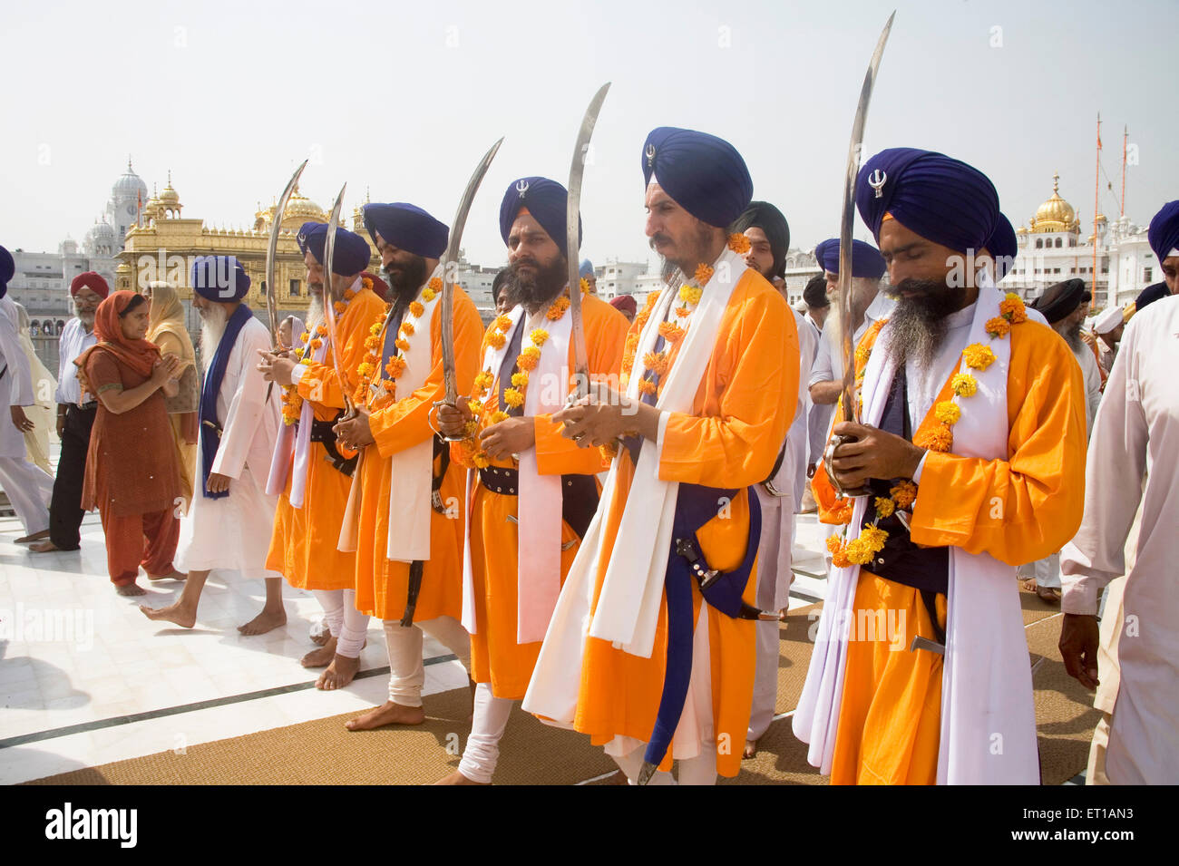Farbe Orange gekleidet Sikh Männer, die die Prozession Guru Ramdas Jayanti drausen Akal Takht; Swarn Mandir Golden Tempel; Amritsar Stockfoto