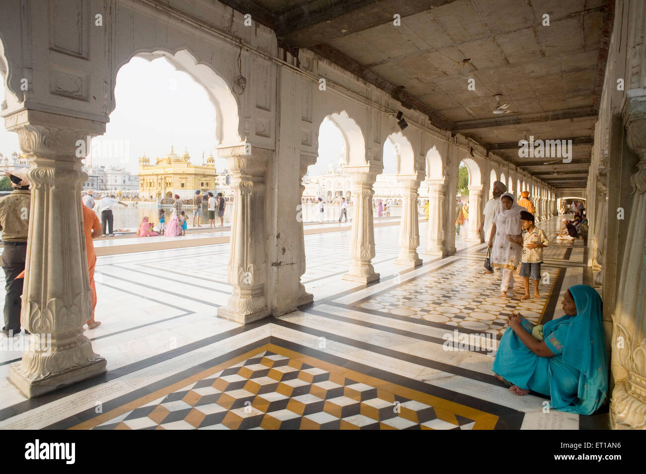 Marmor-Muster Design und Säule Hof Architektur; Swarn Mandir Golden Tempel; Amritsar; Punjab; Indien Stockfoto