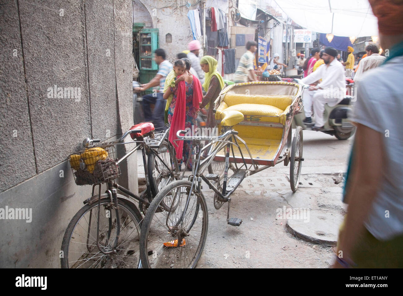 Straßenszene Fahrrad- und Zyklus Rickshaw geparkt in einer Gasse in der Nähe von Swarn Mandir Golden Tempel; Amritsar; Punjab; Indien Stockfoto