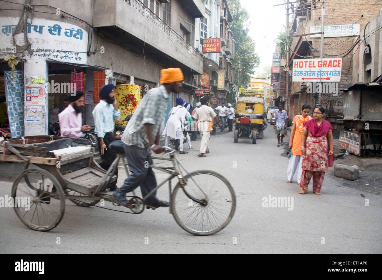 Straßenszene Fahrradrikscha tragen Sikh Mann in einer Gasse in der Nähe von Swarn Mandir Golden Tempel; Amritsar; Punjab; Indien Stockfoto