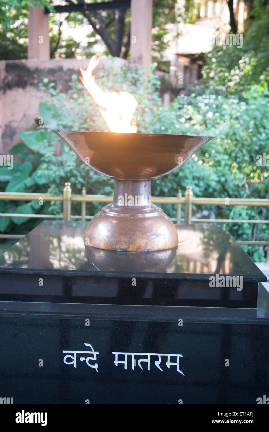 Vandemataram geschrieben In Hindi Sprache Flamme brennt Speicher indische Freiheitskämpfer; Jalianwala Baug; Amritsar Stockfoto