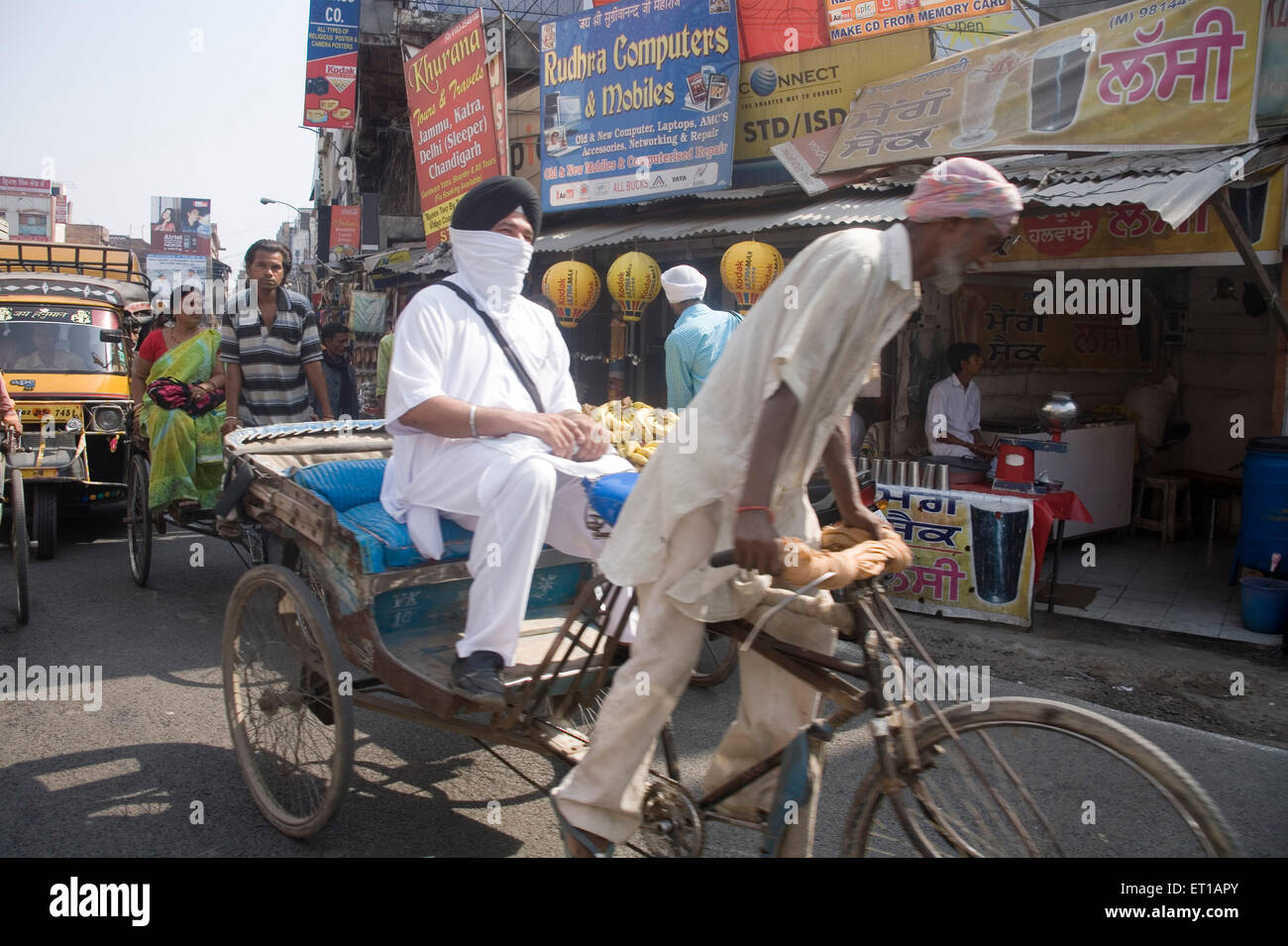 Straßenbild; Mittelschicht Sikh Mann auf die Fahrradrikscha; Amritsar; Punjab; Indien Stockfoto