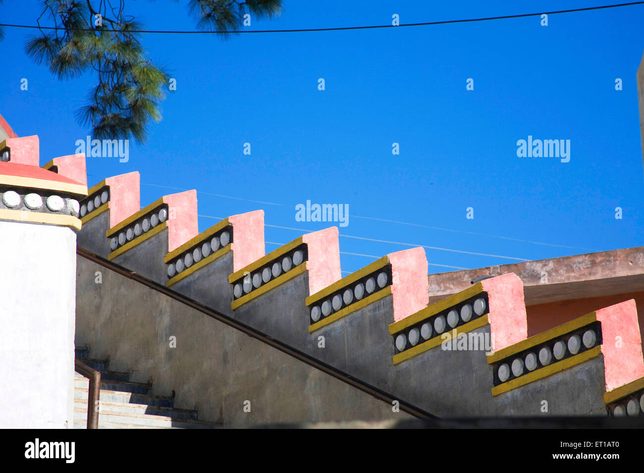 Grenzmauer, tibetische Architektur, McLeod Ganj, McLeodganj, Little Lhasa, Dhasa, Dharamshala, Distrikt Kangra, Himachal Pradesh, Indien Stockfoto