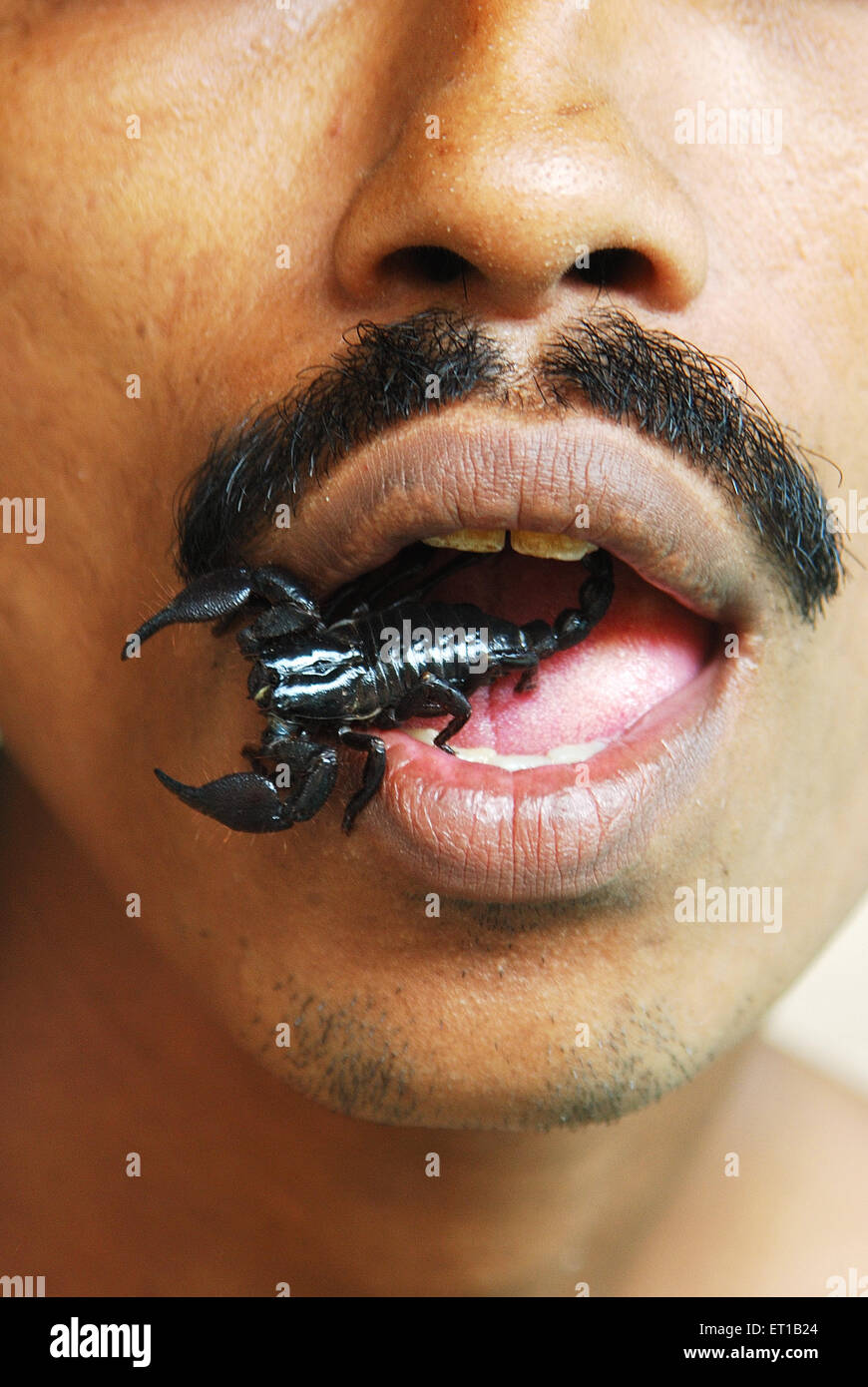 Spaß mit Skorpion auf Mund Stockfoto