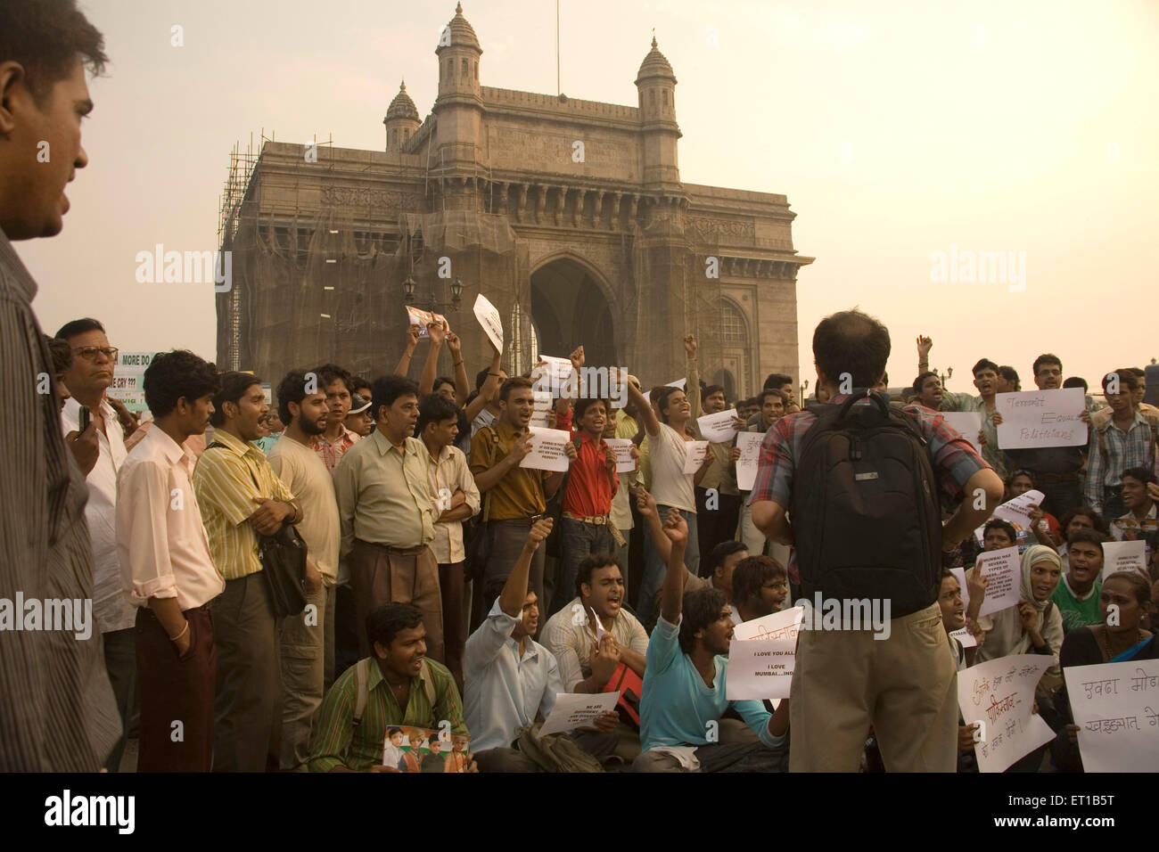 3. Dezember; Menschen in der Nähe von Gateway of India protestieren gegen Terroranschläge am 26. November 2008 in Bombay Mumbai Stockfoto