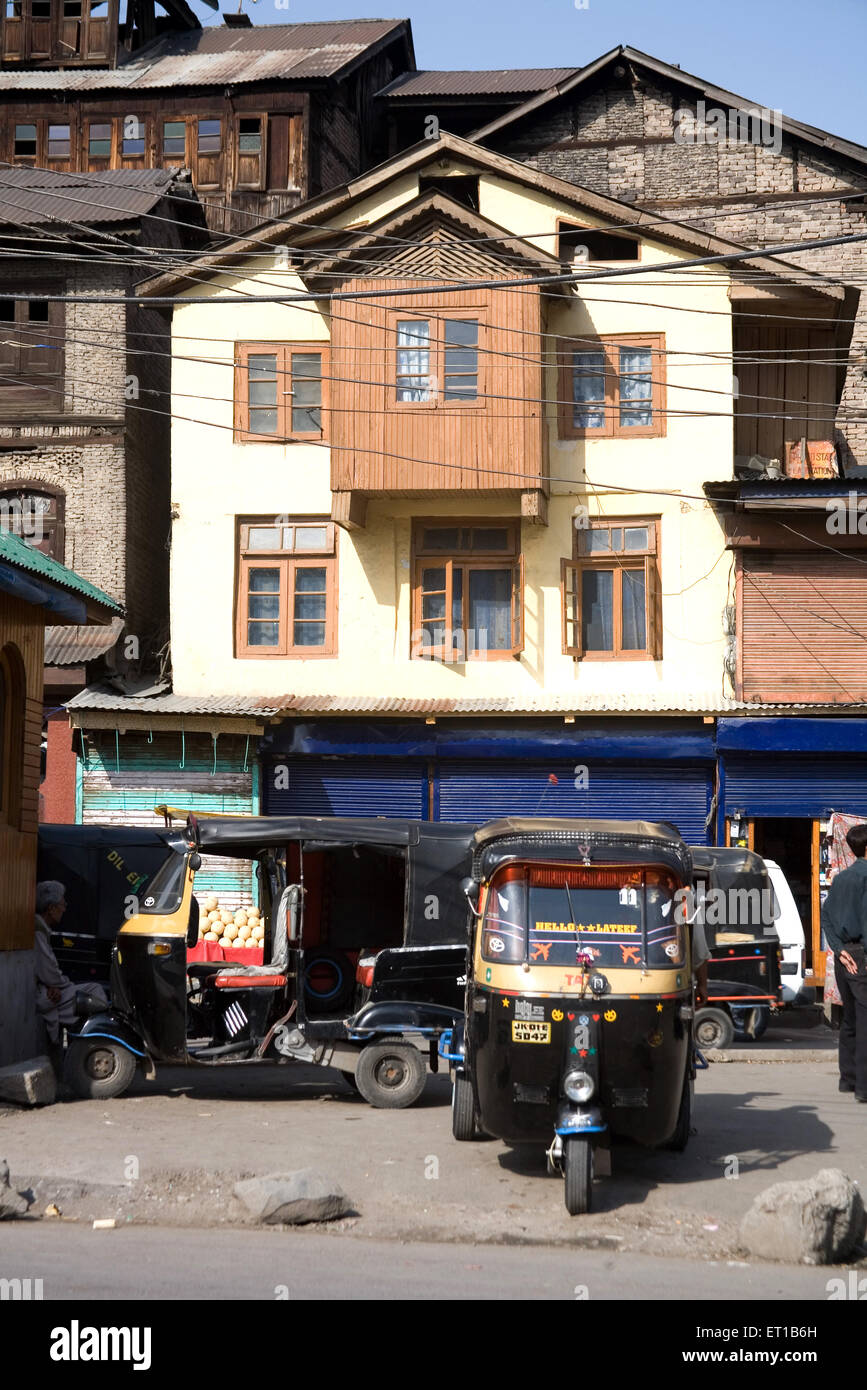 Autorikscha parkten außerhalb Wohnungsbau Bereich in Srinagar; Jammu und Kaschmir; Indien Stockfoto