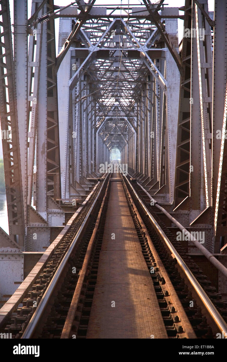 Eisenbahnbrücke auf Diva Vasai Route; Maharashtra; Indien Stockfoto