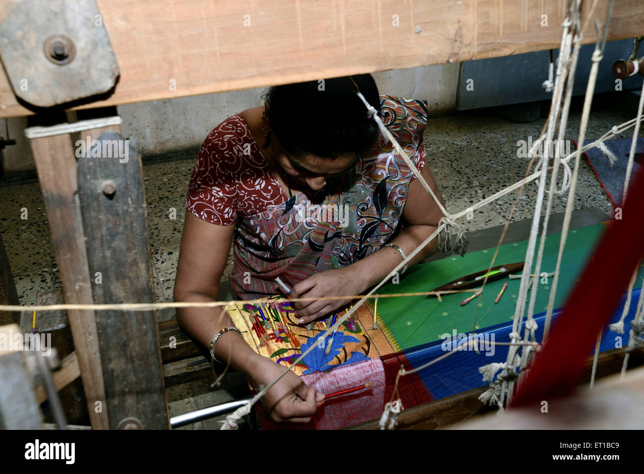 Frau weben Saree auf Handwebstuhl in Maharashtra Indien Asien Stockfoto