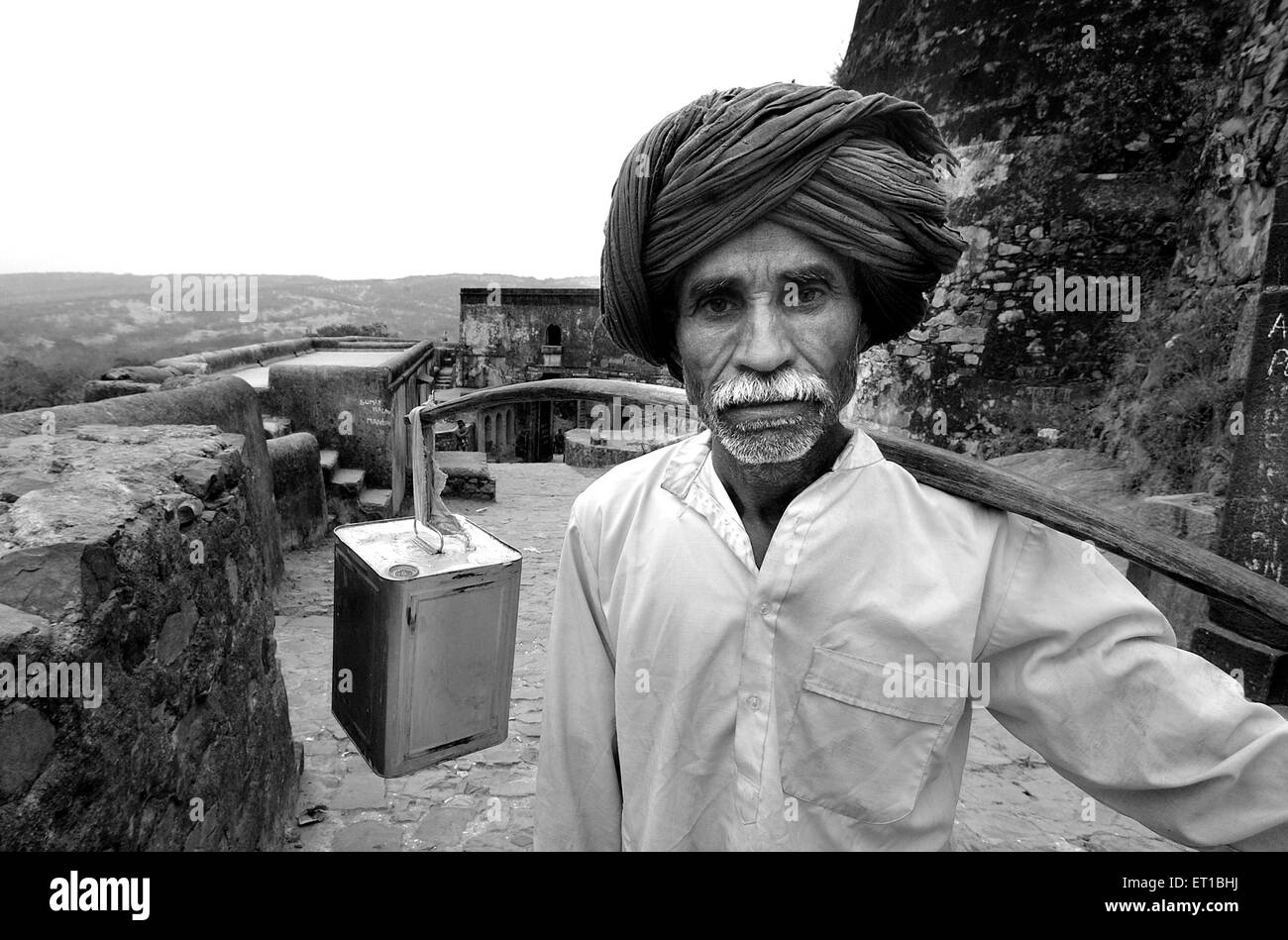 Alter Mann mit Zinn Öl; Jodhpur; Rajasthan; Indien Herr #746B Stockfoto
