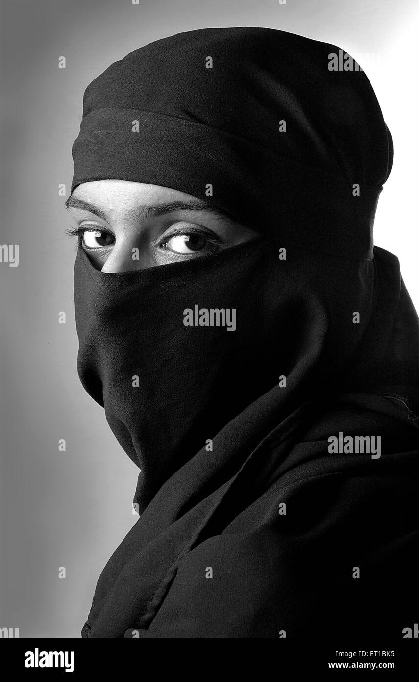 Mädchen in schwarzen Schal und Mantel; Jodhpur; Rajasthan; Indien Herr #746B Stockfoto