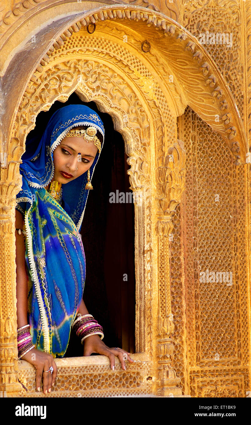 Rajasthani Dame im Erbe Fenster stehend; Jaisalmer; Rajasthan; Indien Herr #746B Stockfoto