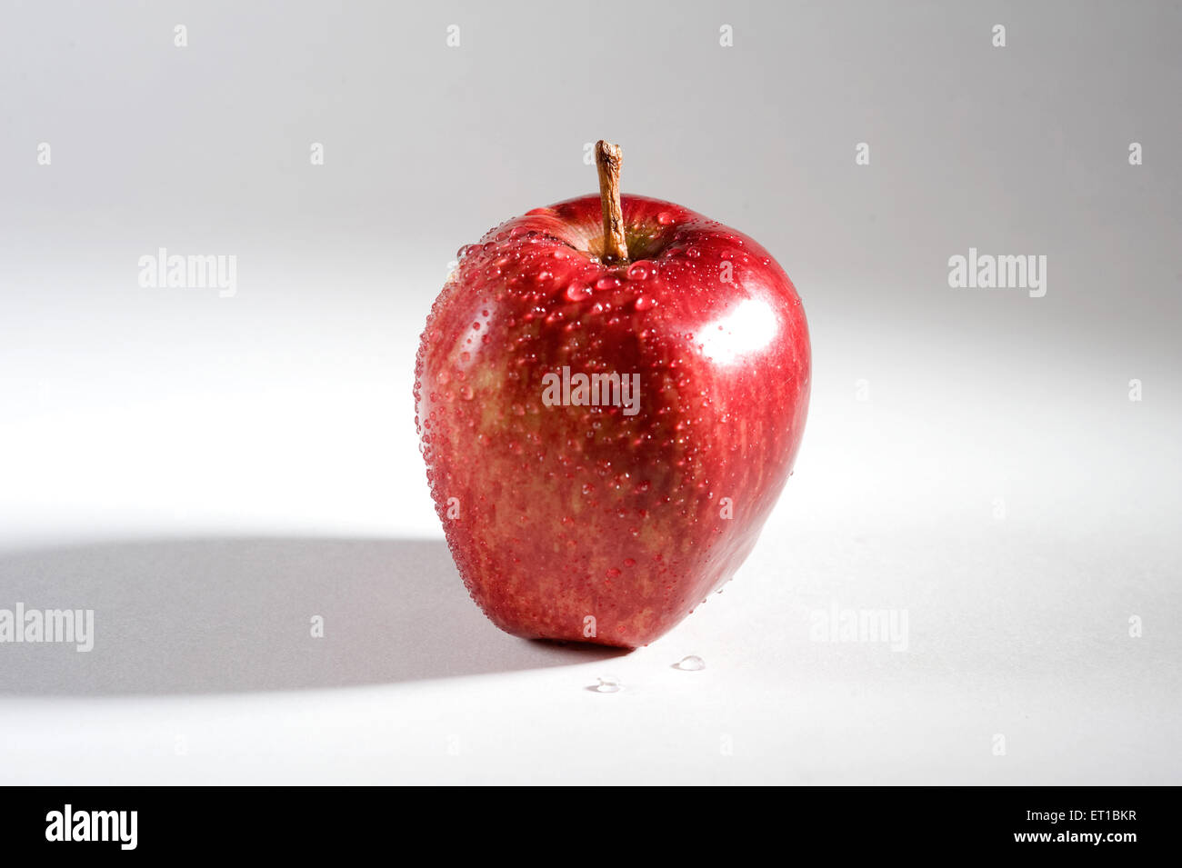 Früchte; Wassertropfen Apfel auf weißem Hintergrund Stockfoto