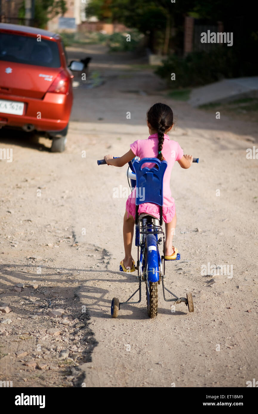 Mädchen Fahrrad reiten; Rajasthan; Indien; MR#746B Stockfoto