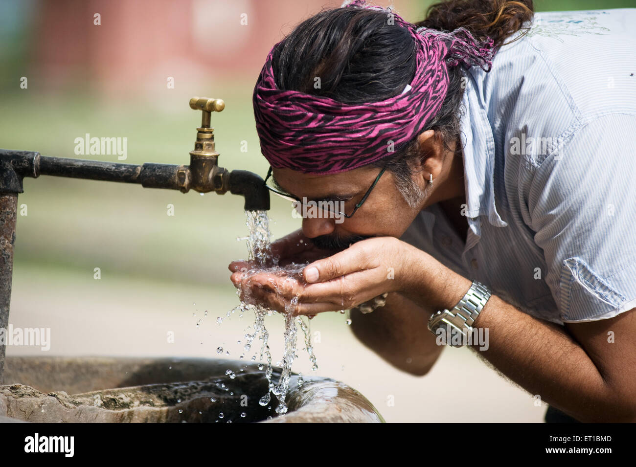 Mann, der Leitungswasser trinkt, Rajasthan, Indien, HERR#746 Stockfoto