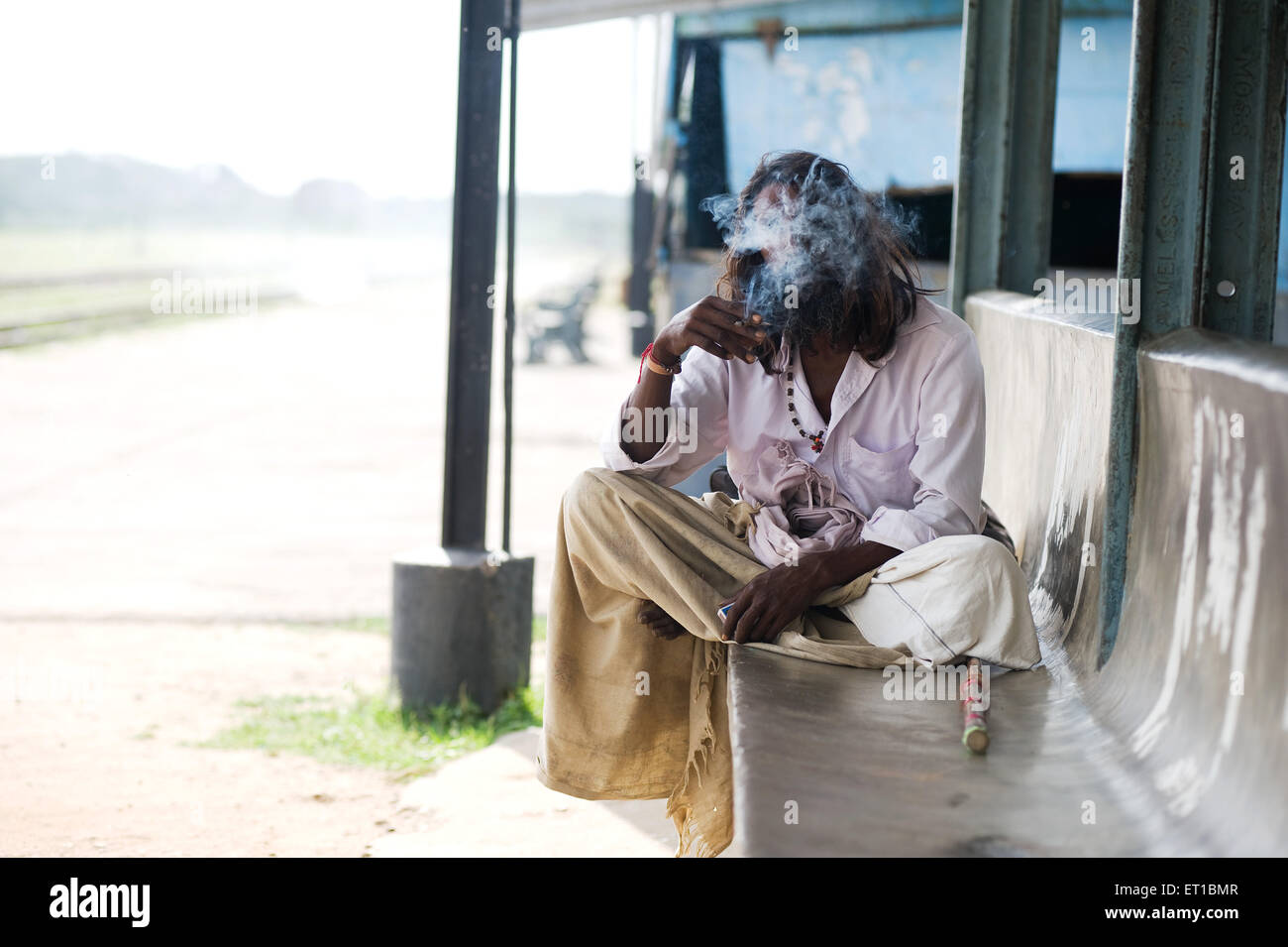 Mann rauchen; Rajasthan; Indien Stockfoto