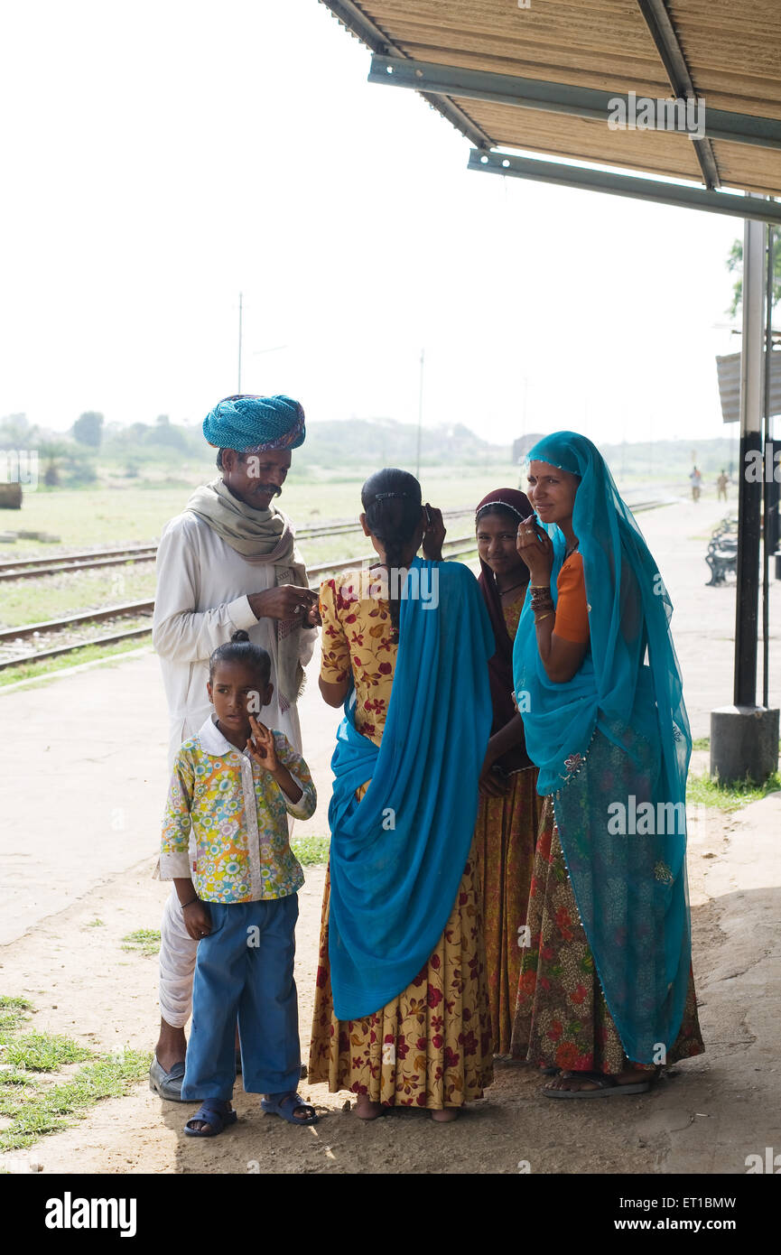 Rajasthani Familie wartet auf Plattform; Rajasthan; Indien Stockfoto