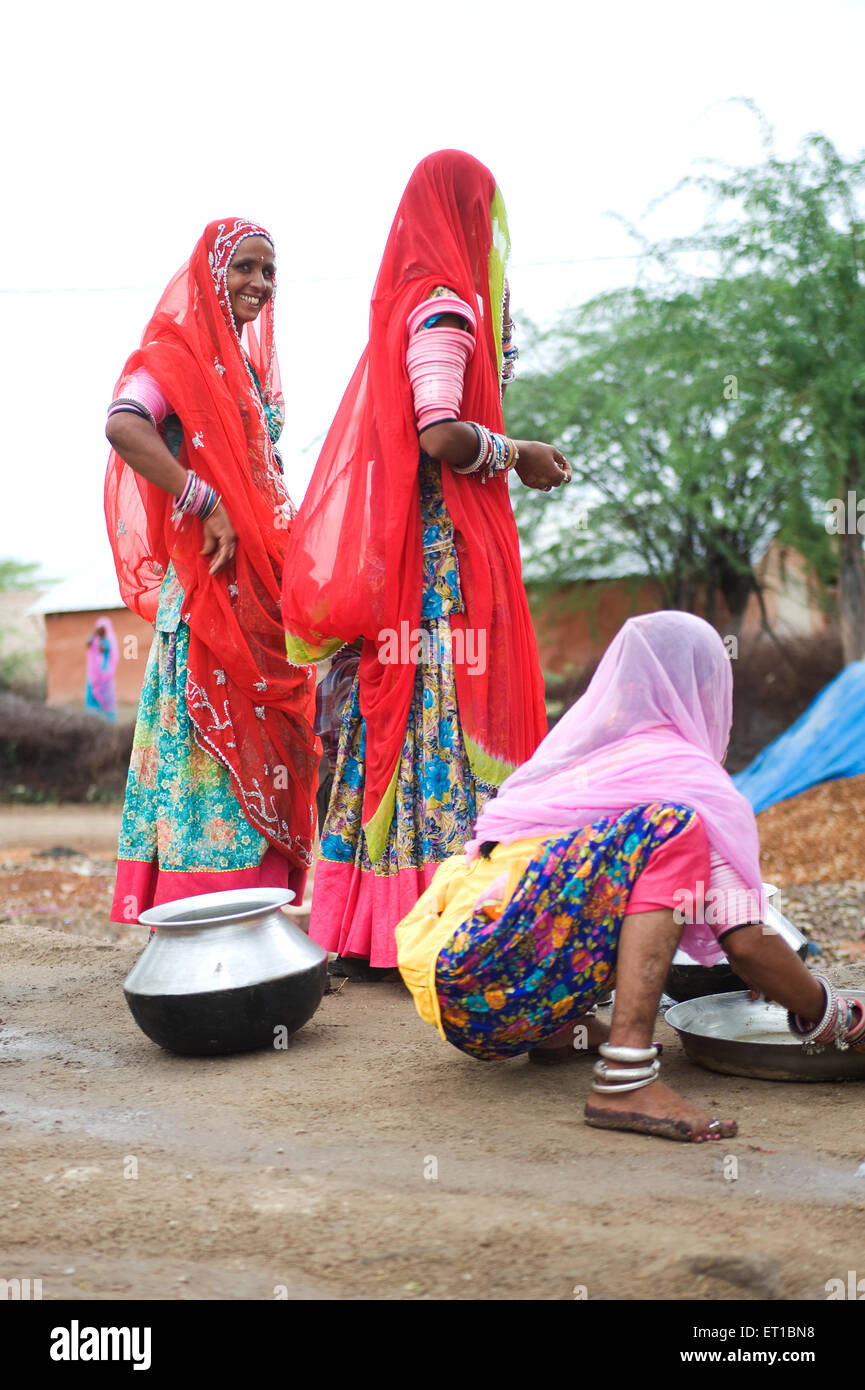 Ländliche Frauen Waschutensilien; Rajasthan; Indien Stockfoto