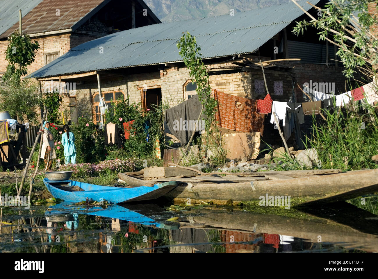 Frauen in der Nähe von hölzernen Wohnhäuser in dal Lake Srinagar Jammu und Kaschmir Indien Asien Stockfoto