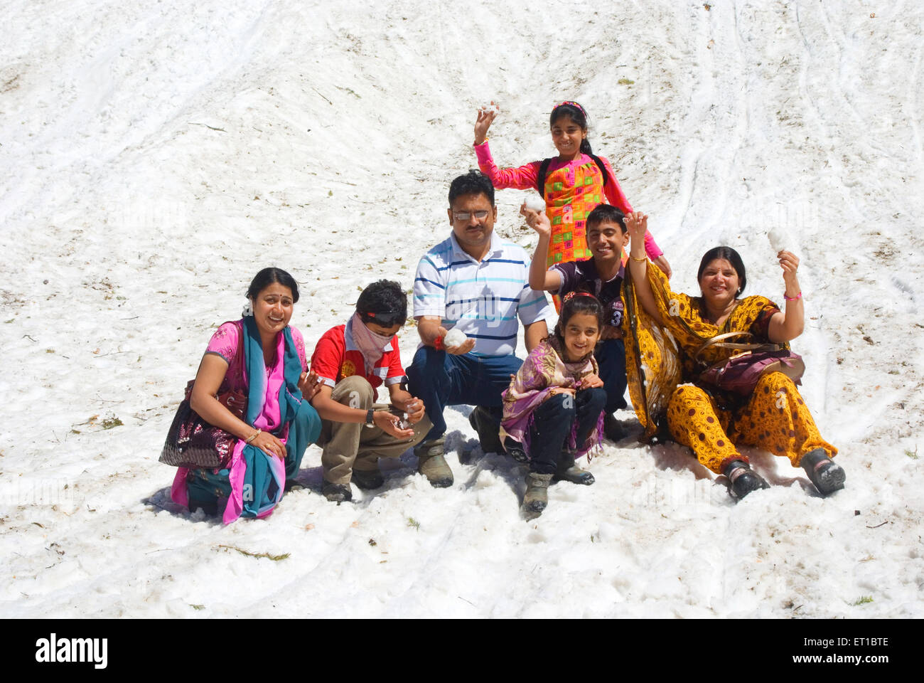 Ein Touristen-Familie genießen auf verschneiten Boden Chandanvaadi Jammu und Kaschmir Indien Asien Herr #704 Stockfoto