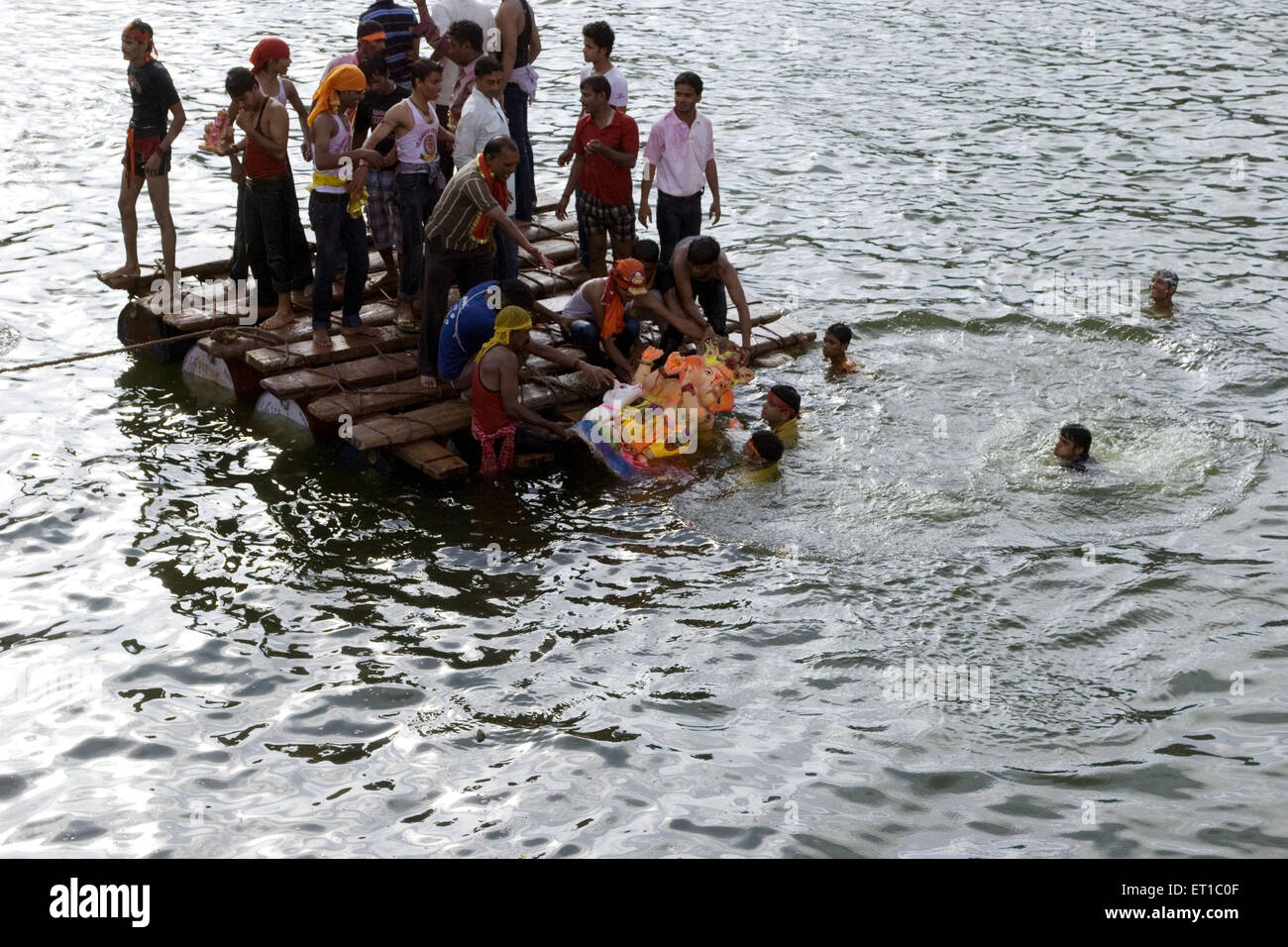 Freiwillige tragen Ganpati auf Floß in Gulabsagar Visarjan Jodhpur Rajasthan Indien Asien Stockfoto