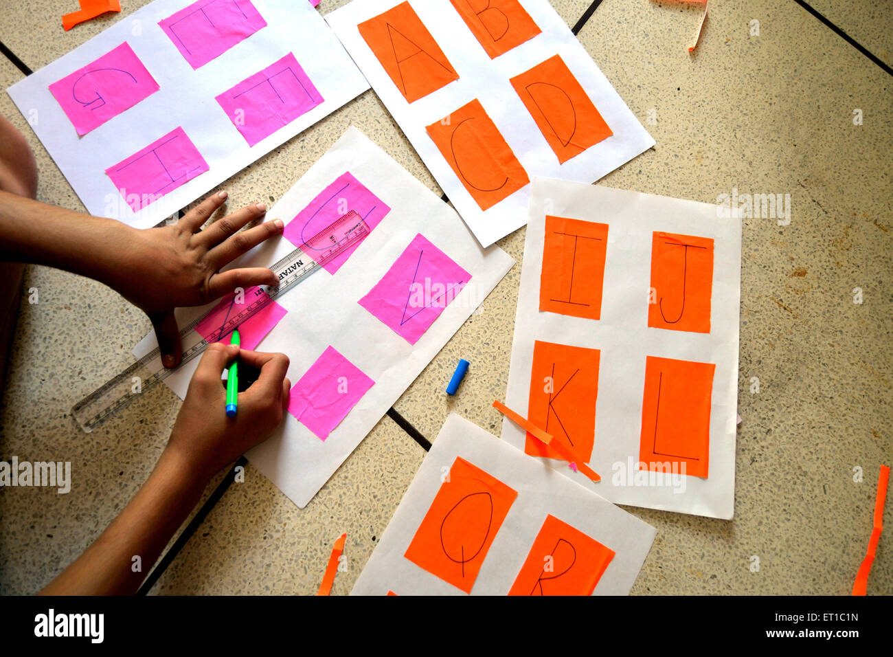 Mädchen Zeichnung ABCD auf Farbe Diagramm Herr #704 Jodhpur Rajasthan Indien Asien Stockfoto
