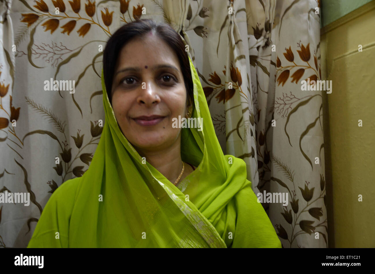 Indische Frau mit Blick auf Kamera Jodhpur Rajasthan Indien Asien HERR#704 Stockfoto