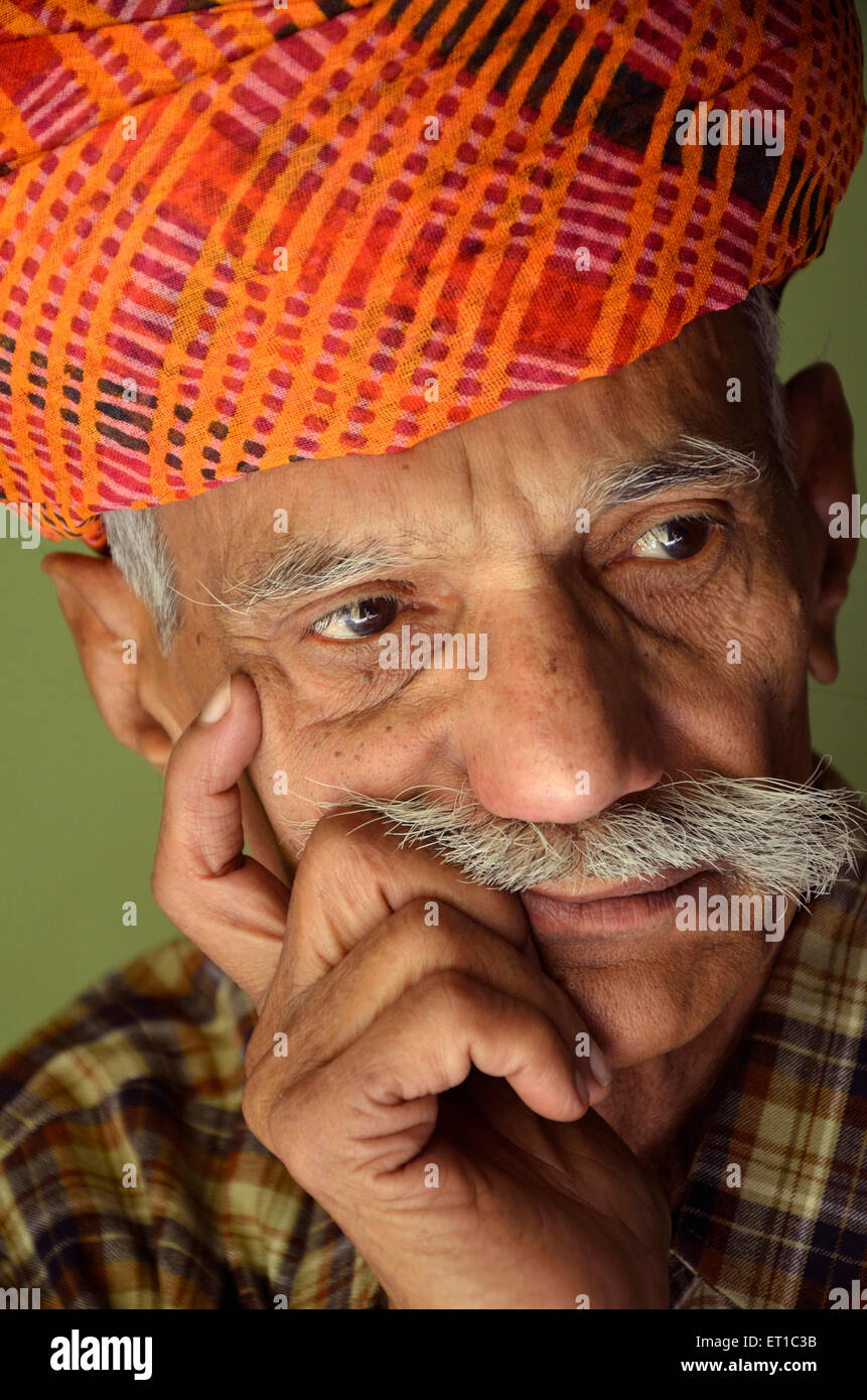 Indischer alter Mann denkt Jodhpur Rajasthan Indien Asien HERR#704 Stockfoto